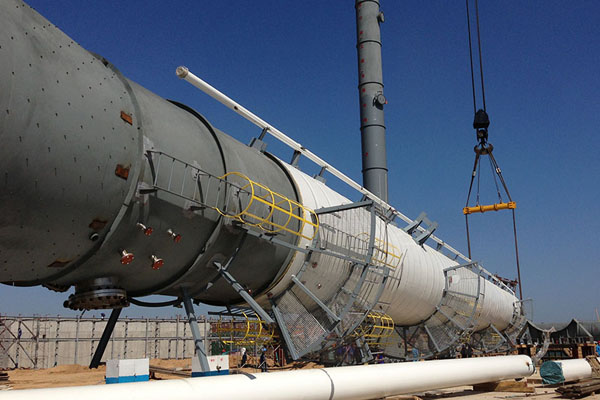 煙臺(tái)萬(wàn)華一期工程環(huán)氧丙烷裝置第一臺(tái)高塔設(shè)備進(jìn)場(chǎng)保溫施工